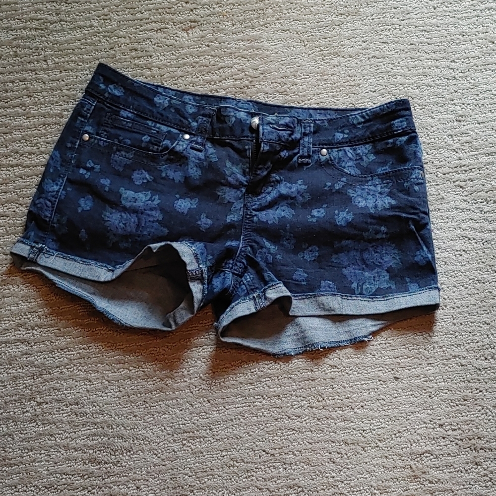 Blue jean shorts.